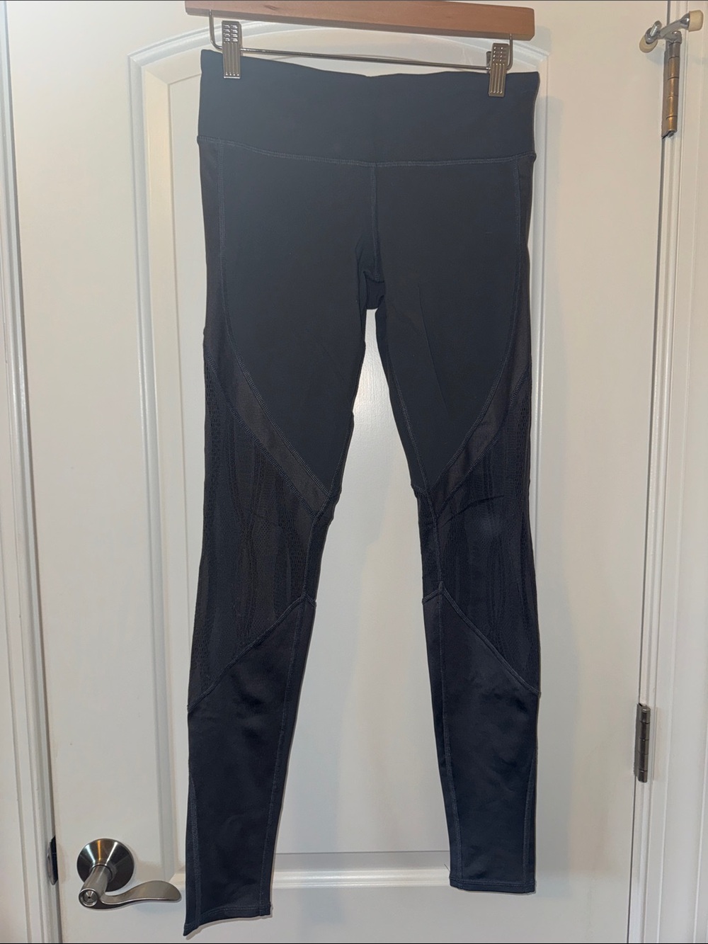 Alo High-Waist Grey Leggings with Mesh Detail